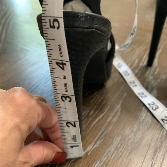 Black ankle boots with pointed toe and open back. - Picture 8 of 11